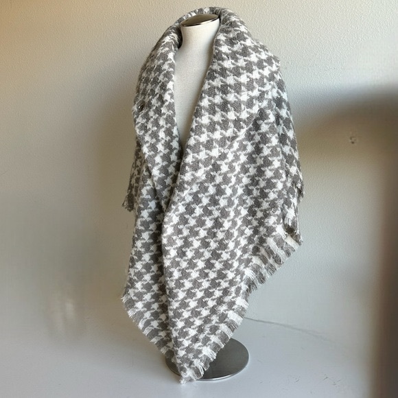 Ann Taylor cape grey white  textured houndstooth knit pattern one size NWT - Picture 1 of 12